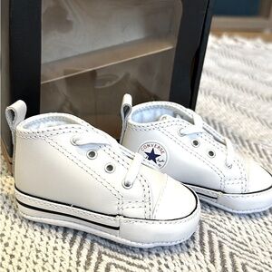 Converse white baby shoes size 1 (NBW)